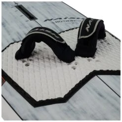 Naish Windsurf Board Hookipa Quad 2024 - 78 Multicolor -Surfausrüstungs Geschäft 516.32020.000 detail s28ws boards hookipa footstrapsfront 1 2000x2000